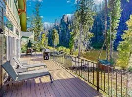 Amazing riverfront cabin with views deck firepit & grill - dog-friendly