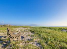 Sunny Oceanfront Condo with Great Views & Amazing Beach Access, hotel en Gearhart