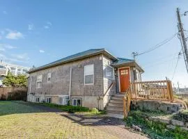 One block to the ocean & Nye Beach Sunny home with fireplace foosball & WiFi