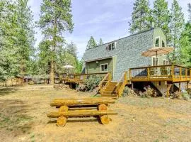 Delightful cabin with lofted layout hot tub modern kitchen WiFi & shared pool