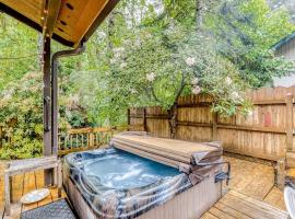 Expansive Wooded Home with a Brook Firepit Private Hot Tub and Shared Pool, Hotel in Rhododendron