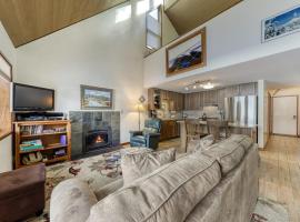 Condo in Great Location View of Golf Course & SHARC Passes - Dogs OK，太陽河的飯店
