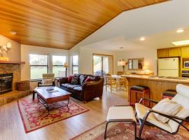 Updated Townhome with Golf Course Views & Private Hot Tub 8 SHARC Passes, готель у місті Санрівер