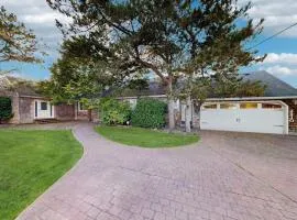 Dog-Friendly Oceanfront Home with Free WiFi Full Kitchen & Outdoor Fireplace