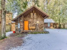 Quiet riverfront cabin with private hot tub & scenic location
