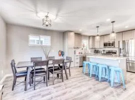 Modern home with fenced yard 4 blocks from the beach & downtown