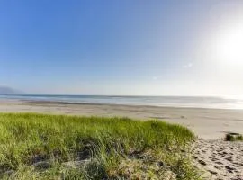 Oceanfront getaway close to Gearhart Golf Links no pets