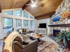 Family-Friendly Home with Fireplaces Firepit Gas Grill Free WiFi Central AC, hotell i Sisters