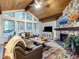 Family-Friendly Home with Fireplaces Firepit Gas Grill Free WiFi Central AC