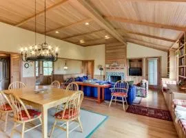Dog-Friendly modern rustic house with easy beach access