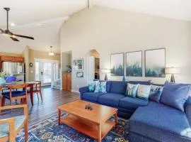 Resort townhouse with central AC & WiFi pool hot tub & golf access - dogs OK
