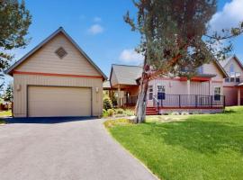 Inviting home with expansive deck BBQ grill & access to Eagle Crest Resort – hotel w mieście Redmond