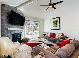 Bright beautiful townhome at Eagle Crest next to golf course with Wifi fireplace