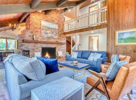 Airy house with SHARC passes hot tub game room fireplace central AC & bikes, hotel in Sunriver