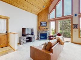 Inviting chalet with grill patio & access to pools hot tub golf tennis & gym, hotell i Redmond