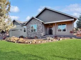 Modern family friendly home with fireplace - shared hot tub pool & tennis courts