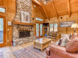 Historic Waterfront Cabin with Hot Tub & Salmon River Access - Dog-Friendly، فندق في Welches