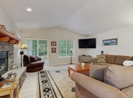 Cozy dog-friendly home with fireplace WIFI patio shared pool & tennis court