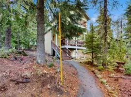 Mountain-view chalet with charming decor - near hiking lakes & ski resorts