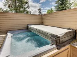 Inviting Sunriver Home with Golf Course Views and a Private Hot Tub - SHARC Access