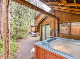 Spacious Mt Hood lodge with shared pool private backyard and private hot tub, hotel a Rhododendron