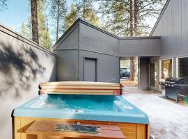 Cozy Dog-Friendly Home with Private Hot Tub Four SHARC Passes Close to Village, khách sạn ở Sunriver
