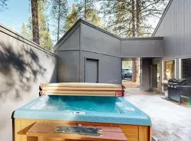 Cozy Dog-Friendly Home with Private Hot Tub Four SHARC Passes Close to Village