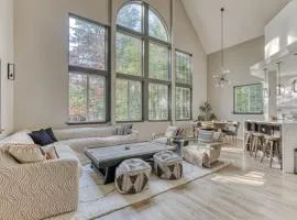 Cozy chalet with private hot tub & access to pool & tennis- walk to Sandy River