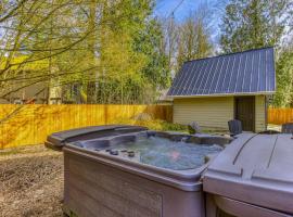 Cozy chalet with private hot tub & access to pool & tennis- walk to Sandy River – hotel w mieście Rhododendron