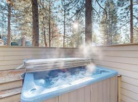 Elegant home with pool private hot tub game room deck & SHARC passes, hotel v destinácii Sunriver