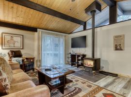 Remodeled home with hot tub SHARC passes & close to Sunriver Village - dogs OK, ξενοδοχείο σε Sunriver