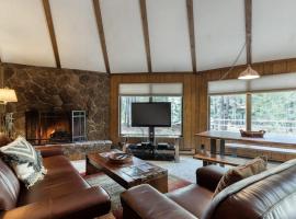 Yurt-style Home with Wraparound Deck SHARC Passes & WiFi, khách sạn ở Sunriver