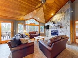 Inviting house with hot tub game tables bikes & partial mountain view, hotel Sunriverben