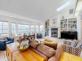 Waterefront Family Home with Beach Access - Dog-friendly, Hotel in Waldport