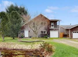 Dog-friendly peaceful sanctuary with private hot tub foosball fireplace W&D