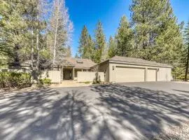 Beautiful Home withPrivate Hot Tub Deck Gas Fireplace and SHARC Passes