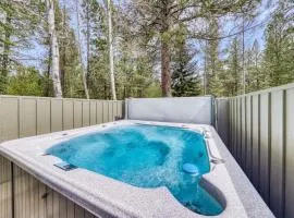 Beautiful Home withPrivate Hot Tub Deck Gas Fireplace and SHARC Passes