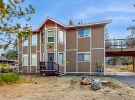 Spacious home for families - walk to Heavenly & the beach