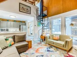 Dog-friendly home with private hot tub fast WiFi gas fireplace & SHARC passes