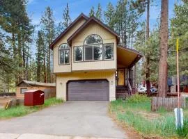 All-season long-term retreat with 2 living rooms & jetted tub - monthly rental