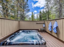 Sunny sanctuary with pool hot tub sauna grill fireplace W&D and New AC، فندق في صنريفير