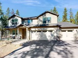 Charming Home with a Private Hot Tub SHARC Passes Fast WiFi and Central AC
