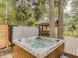 Dog-friendly home with hot tub shared pool firepit fireplace & river access