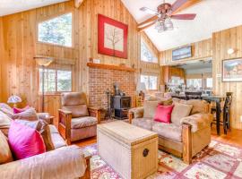 Modern cozy dog-friendly mountain retreat in central location: Rhododendron şehrinde bir otel