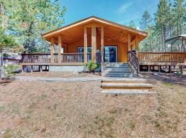 Charming riverfront bungalow dog-friendly firepit dock & W&D, ξενοδοχείο σε Sunriver