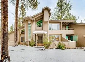 Comfortable condo with shared pool SHARC passes trails and more