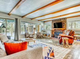 Quaint riverfront home with woodstove patio deck board games & washer&dryer، فندق في صنريفير