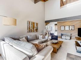 Sunriver में, होटल Updated home golf course view pool & tennis - wood fireplace grill and deck