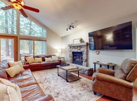 Gorgeous home with private hot tub SHARC passes bikes WiFi streaming، فندق في صنريفير