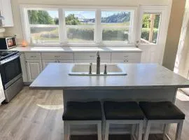 On the Water's Edge - Dog-Friendly Crabbing Bridge Views & More